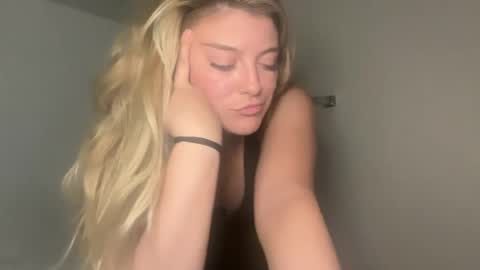 Ava online show from July 28, 8:45 pm