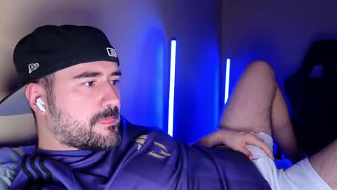 Snapshot of theoravi chatting on April 15, 3:24 am Theo Ravi online show from April 15, 3:24 am