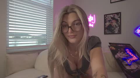 therosiecheeks online show from March 27, 11:37 pm