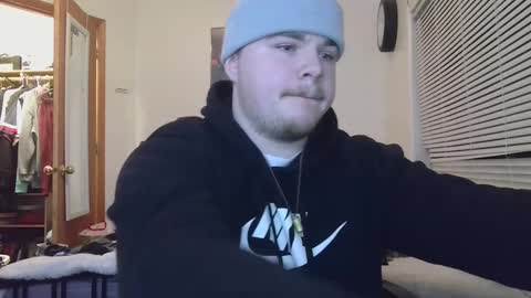 Snapshot of theskeetr27 chatting on January 2, 5:24 am theskeetr27 online show from January 2, 5:24 am