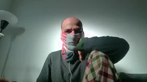 Snapshot of thetubedscarfguy chatting on March 12, 8:41 am Scarf guy online show from March 12, 8:41 am
