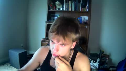 Snapshot of thevincegray chatting on June 11, 12:32 am Vince online show from June 11, 12:32 am