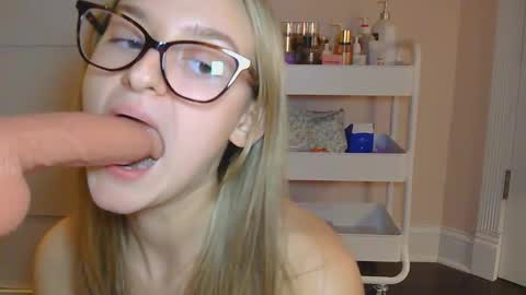 Snapshot of theyalllikecarmen chatting on December 1, 2:49 am Carmen online show from December 1, 2:49 am