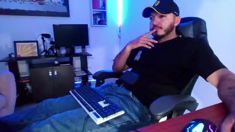 Snapshot of thiago_420 chatting on May 15, 11:45 pm thiago_420 online show from May 15, 11:45 pm