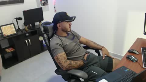 Snapshot of thiago_420 chatting on June 1, 11:28 pm thiago_420 online show from June 1, 11:28 pm