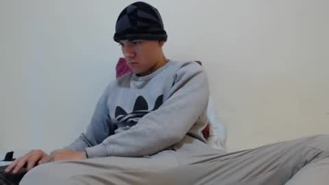 Thiago independent model online show from January 4, 6:30 am