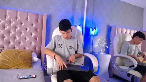 Snapshot of thiagoferrer_ chatting on June 4, 4:40 am T H I A G O online show from June 4, 4:40 am