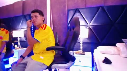 Snapshot of thiagoferrer_ chatting on June 18, 5:19 am T H I A G O online show from June 18, 5:19 am