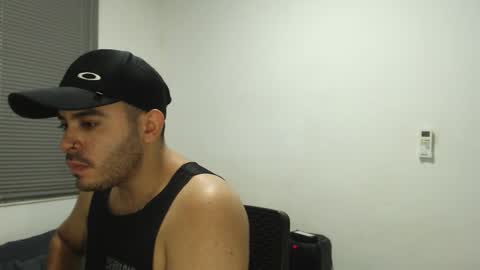 Snapshot of thiagohot_xx chatting on November 12, 8:30 pm Thiago online show from November 12, 8:30 pm