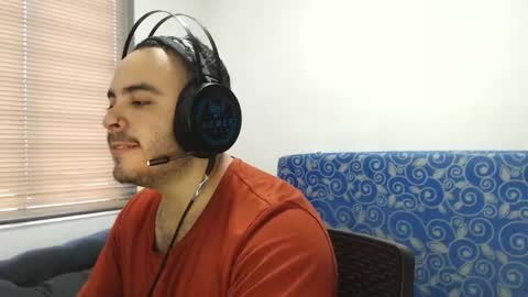 Snapshot of thiagohot_xx chatting on December 18, 7:09 pm Thiago online show from December 18, 7:09 pm