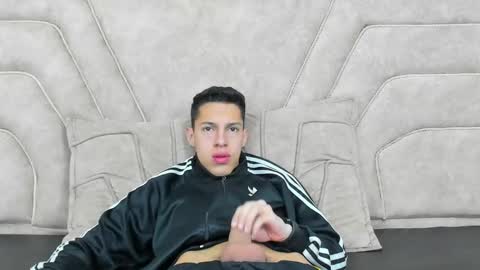 Snapshot of thiagos19 chatting on December 21, 10:19 pm Thiago online show from December 21, 10:19 pm