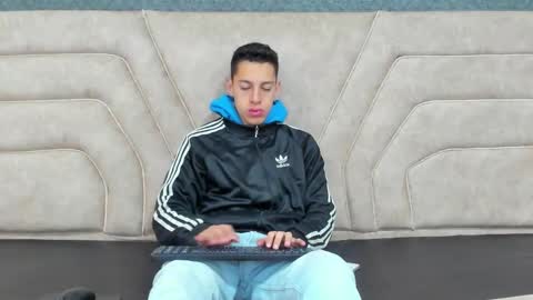 Snapshot of thiagos19 chatting on December 24, 12:11 pm Thiago online show from December 24, 12:11 pm