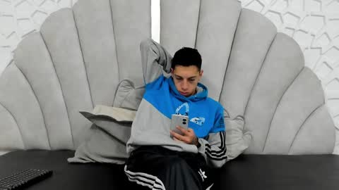 Snapshot of thiagos19 chatting on February 6, 12:59 pm Thiago online show from February 6, 12:59 pm