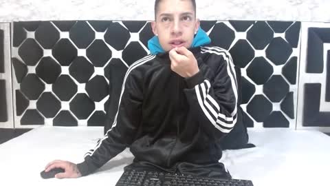 Snapshot of thiagos19 chatting on February 15, 12:11 pm Thiago online show from February 15, 12:11 pm