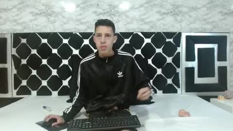 Snapshot of thiagos19 chatting on February 15, 9:26 pm Thiago online show from February 15, 9:26 pm