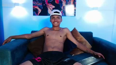 Snapshot of thiagosterling chatting on March 28, 11:37 pm Thiago online show from March 28, 11:37 pm