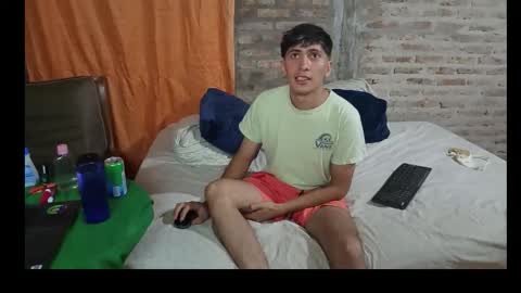 Snapshot of thickandslim96 chatting on February 15, 1:24 am thickandslim96 online show from February 15, 1:24 am