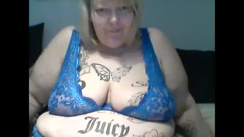 Snapshot of thickdarkangel chatting on April 16, 1:56 pm thickdarkangel online show from April 16, 1:56 pm