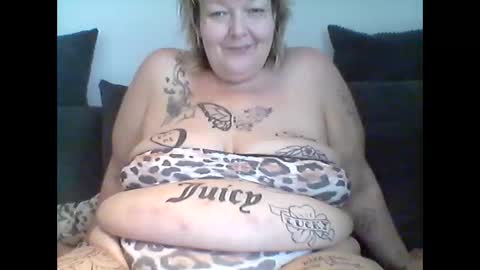 Snapshot of thickdarkangel chatting on May 10, 5:29 pm thickdarkangel online show from May 10, 5:29 pm