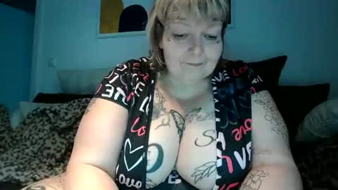 Snapshot of thickdarkangel chatting on July 19, 6:44 pm thickdarkangel online show from July 19, 6:44 pm