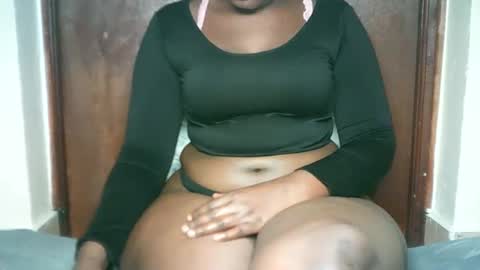 Snapshot of thickybabe_05 chatting on January 19, 6:43 pm thickybabe_05 online show from January 19, 6:43 pm