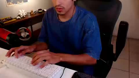 Snapshot of thieves_us chatting on March 18, 5:05 pm thieves_us online show from March 18, 5:05 pm