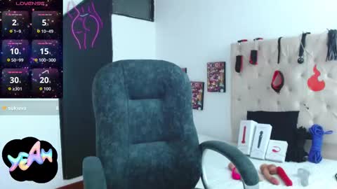 Snapshot of thin__tatto_ chatting on November 13, 3:22 pm MADAME online show from November 13, 3:22 pm