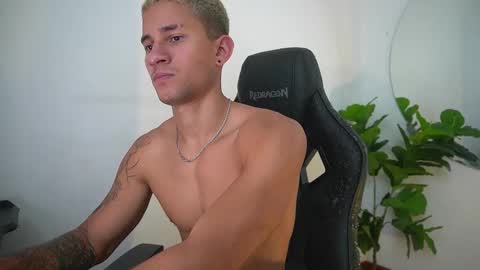 Snapshot of thin_tommy11 chatting on March 2, 5:42 pm thin_tommy11 online show from March 2, 5:42 pm