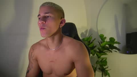 Snapshot of thin_tommy11 chatting on March 18, 10:24 pm thin_tommy11 online show from March 18, 10:24 pm