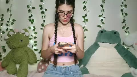 Snapshot of thistlefernsby chatting on June 17, 1:08 am thistlefernsby online show from June 17, 1:08 am