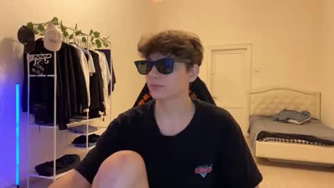 Snapshot of thomas617826 chatting on November 2, 10:34 pm Thomas Hill online show from November 2, 10:34 pm