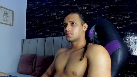Snapshot of thomas__wayne chatting on May 1, 12:10 pm Thomas online show from May 1, 12:10 pm