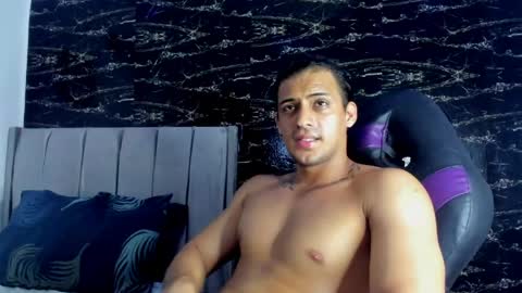 Snapshot of thomas__wayne chatting on May 6, 5:40 pm Thomas online show from May 6, 5:40 pm