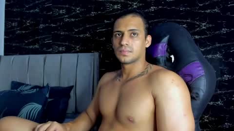 Snapshot of thomas__wayne chatting on May 12, 6:38 pm Thomas online show from May 12, 6:38 pm