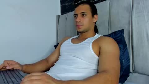 Snapshot of thomas__wayne chatting on May 22, 12:00 pm Thomas online show from May 22, 12:00 pm