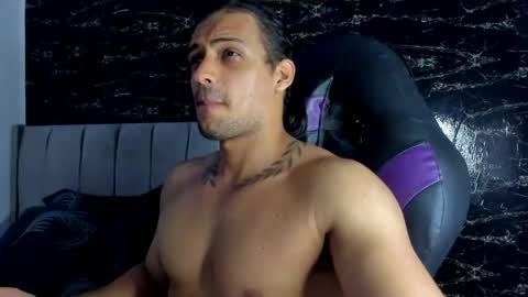 Snapshot of thomas__wayne chatting on May 25, 3:40 pm Thomas online show from May 25, 3:40 pm