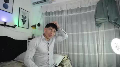 Snapshot of thomas_and_lyan chatting on February 13, 9:11 pm Thomas and Lyan online show from February 13, 9:11 pm