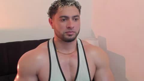 Snapshot of thomas_brandon chatting on April 5, 1:58 am Thomas Brandon online show from April 5, 1:58 am