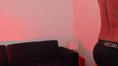 Snapshot of thomas_brandon chatting on April 19, 1:49 am Thomas Brandon online show from April 19, 1:49 am