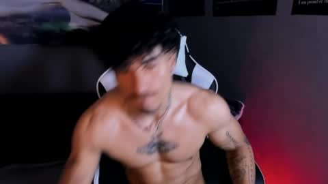 Snapshot of thomas_fit1 chatting on April 6, 6:53 pm Thomas 3 JUST STAY AND BE MY LAST LOVE online show from April 6, 6:53 pm
