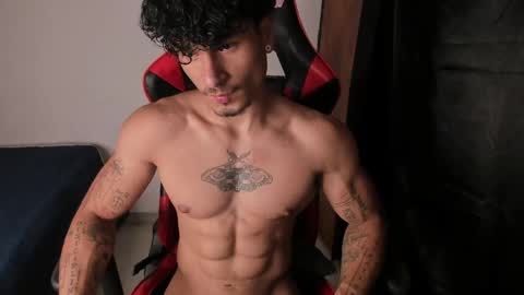 Snapshot of thomas_fit1 chatting on May 30, 3:58 am Thomas 3 JUST STAY AND BE MY LAST LOVE online show from May 30, 3:58 am