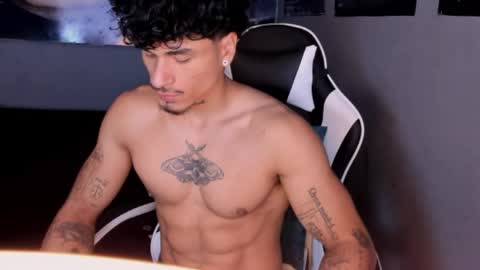 Snapshot of thomas_fit1 chatting on June 9, 6:08 pm Thomas 3 JUST STAY AND BE MY LAST LOVE online show from June 9, 6:08 pm