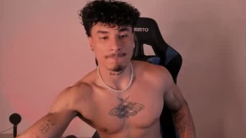 Snapshot of thomas_fit1 chatting on June 21, 4:04 am Thomas 3 JUST STAY AND BE MY LAST LOVE online show from June 21, 4:04 am