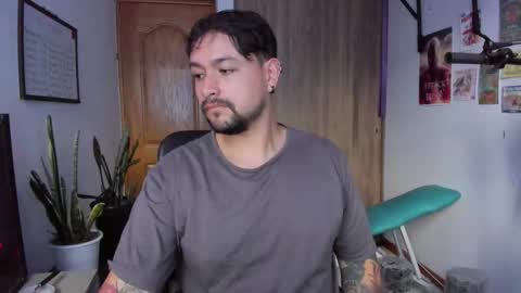 Snapshot of thomas_rol chatting on December 13, 7:53 pm Thomas online show from December 13, 7:53 pm