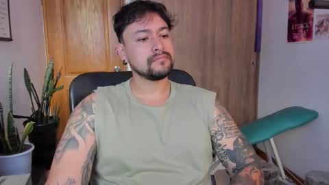 Snapshot of thomas_rol chatting on December 14, 5:18 pm Thomas online show from December 14, 5:18 pm