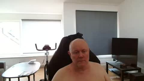 thomash32 online show from October 2, 12:34 pm