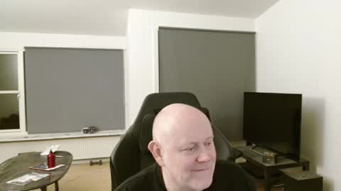 thomash32 online show from October 31, 10:44 pm