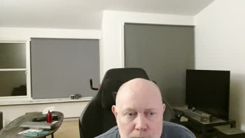 thomash32 online show from November 7, 9:15 pm