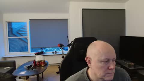 thomash32 online show from December 22, 2:58 pm