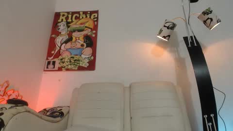 Snapshot of thomasjons chatting on March 18, 2:15 am thomasjons online show from March 18, 2:15 am